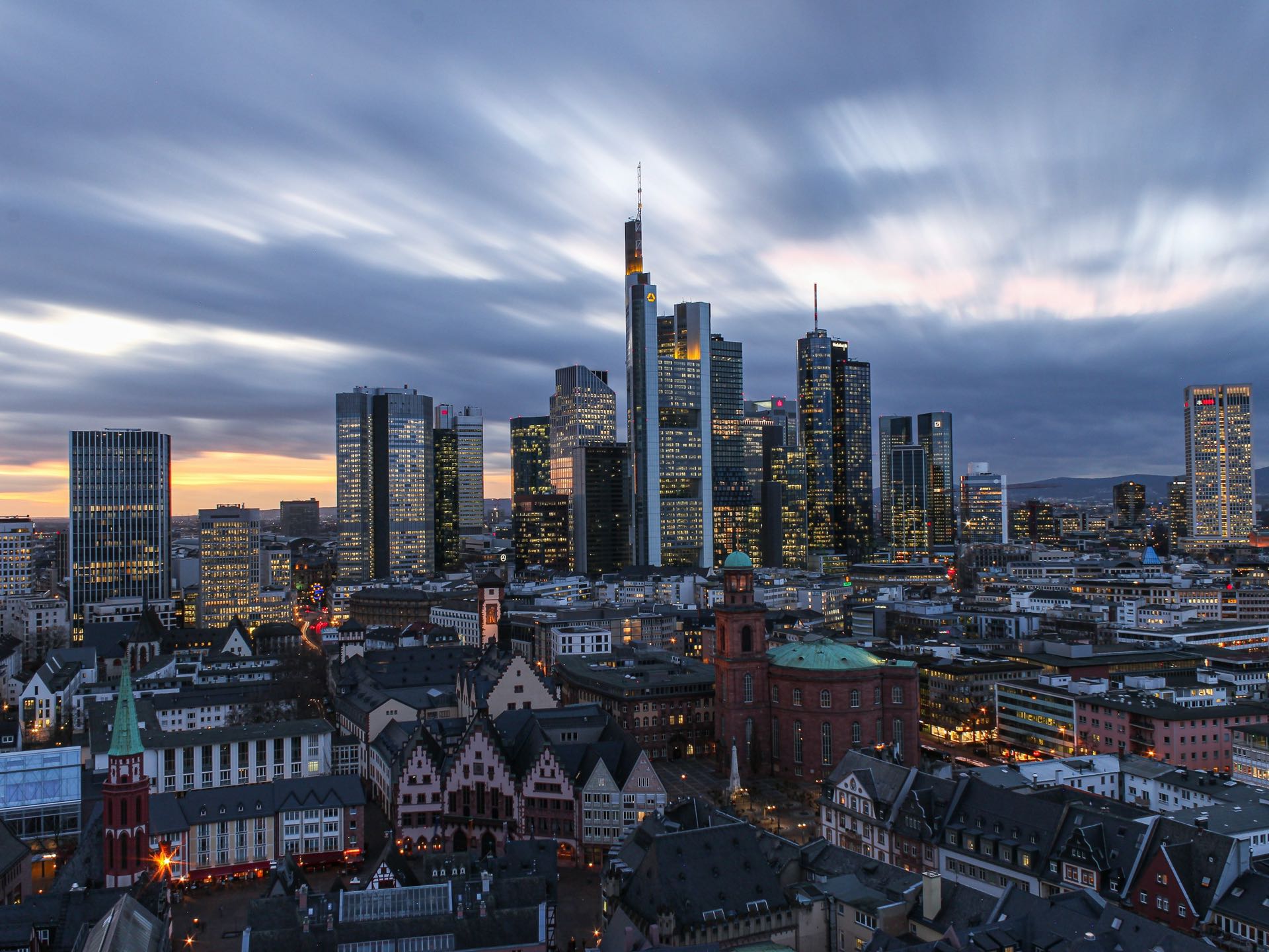 Die Frankfurter Skyline zur blauen Stunde