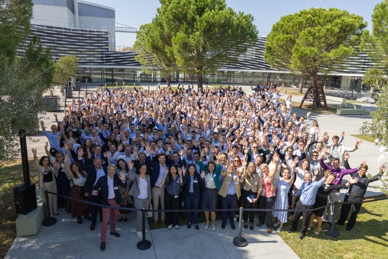 Gruppenfoto: rund 400 Alumni winken vor der Airbus Leadership University in Toulouse