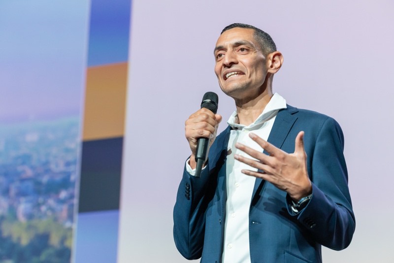 John de Souza auf der großen Bühne